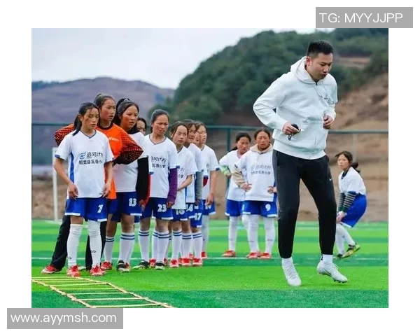 几个小孩兴奋地围观足球明星训练场景感受梦想的力量与激情 几个小孩兴奋地围观足球明星训练场景感受梦想的力量与激情