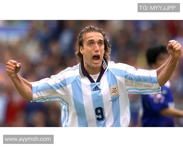 足球明星场上风采与生活细节的生动描绘与深度剖析