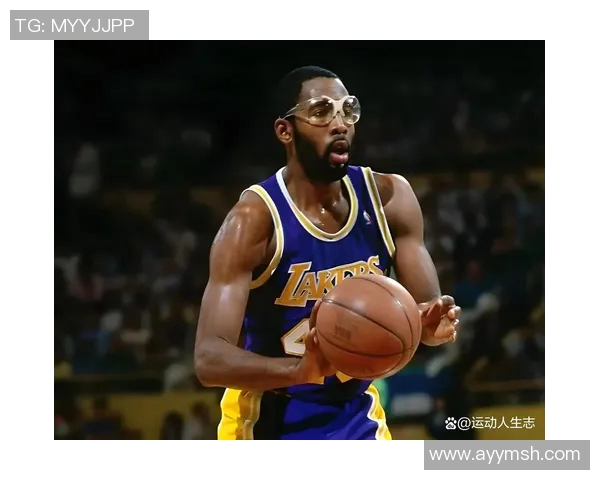 篮球明星的传奇人生与赛场背后的故事揭秘